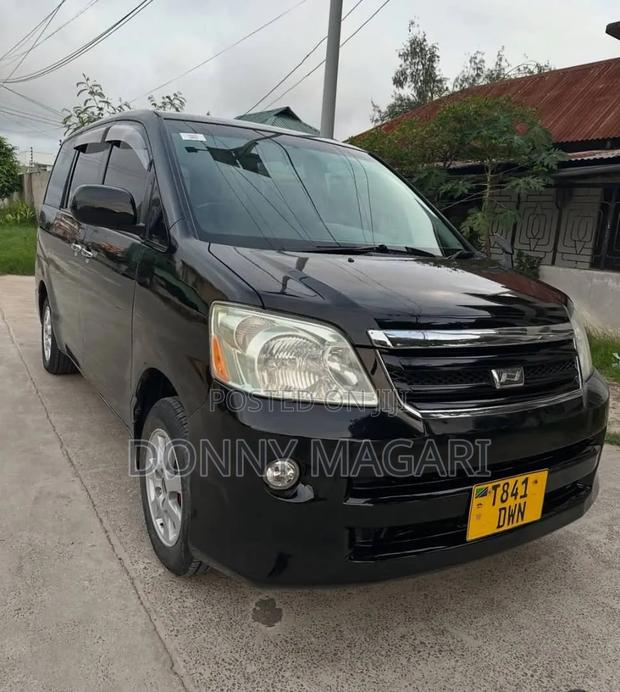 Toyota Noah 2006 Black