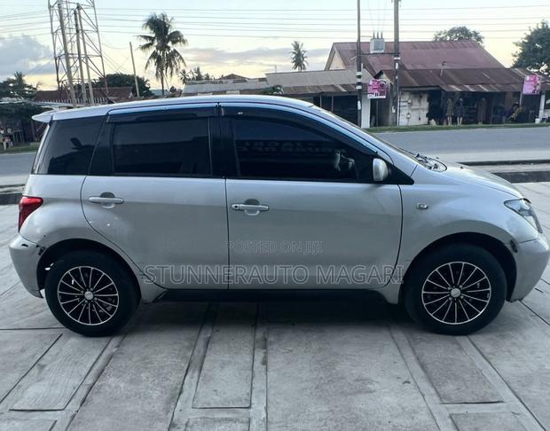 Toyota IST 2002 Silver