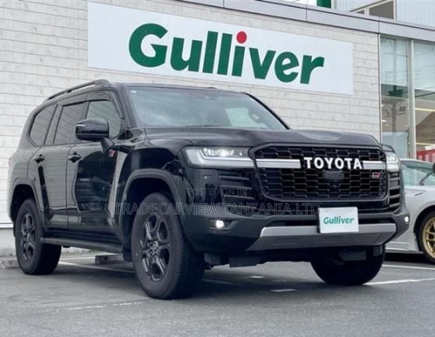 Toyota Land Cruiser LC300 2024 Black