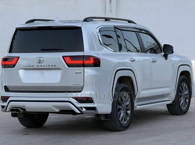 Toyota Land Cruiser LC300 2024 White
