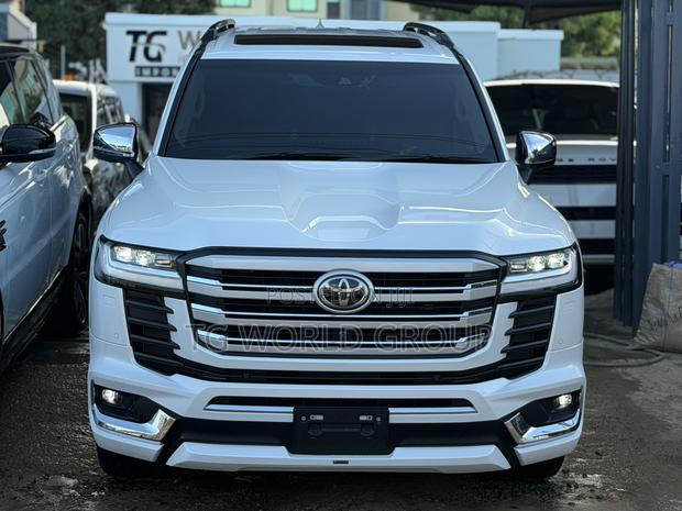 Toyota Land Cruiser LC300 2024 White