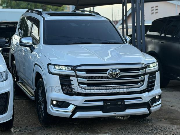 Toyota Land Cruiser LC300 2024 White