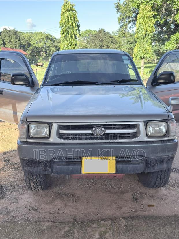 Toyota Hilux 2005 Gray