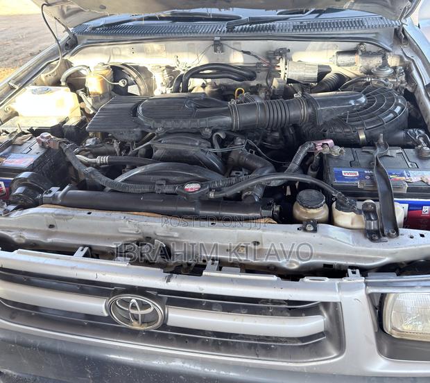 Toyota Hilux 2005 Gray