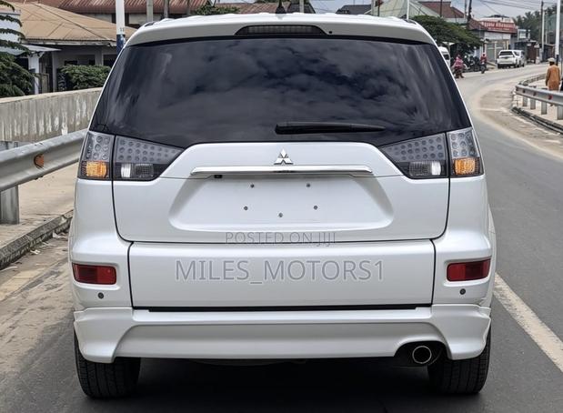 Mitsubishi Outlander 2011 White