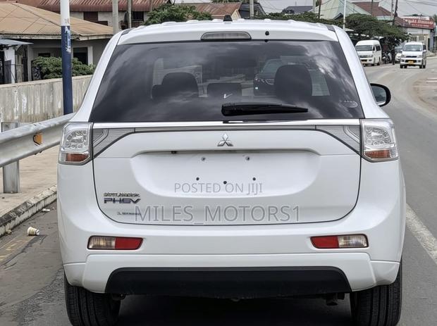 Mitsubishi Outlander PHEV 2018 White