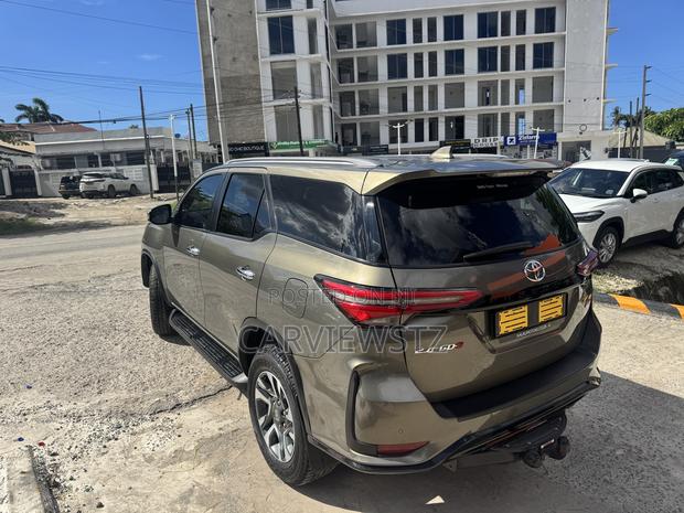 Toyota Fortuner 2.4 D AWD 2023 Brown