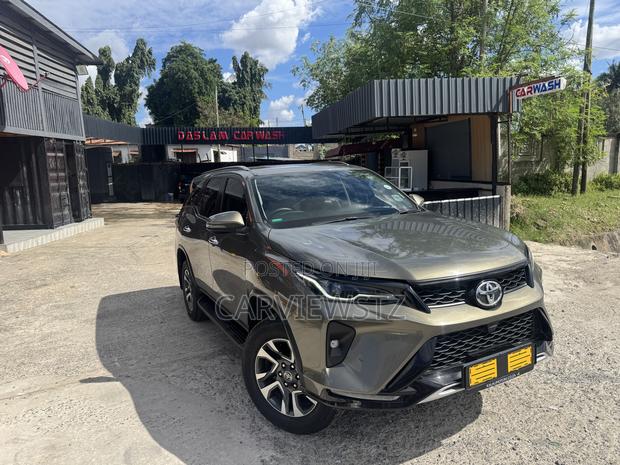 Toyota Fortuner 2.4 D AWD 2023 Brown