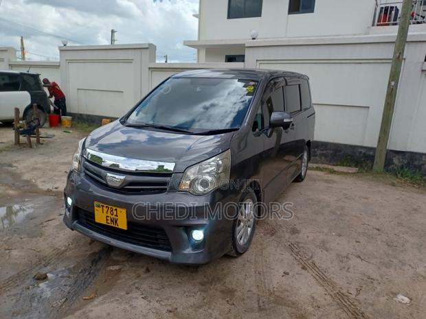 Toyota Noah 2010 Gray