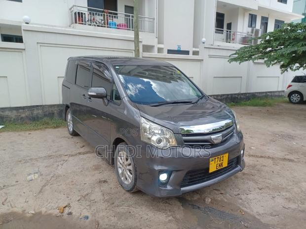 Toyota Noah 2010 Gray