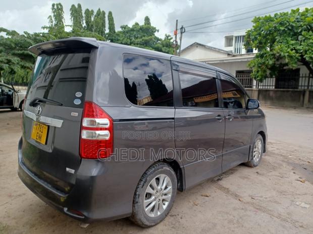 Toyota Noah 2010 Gray