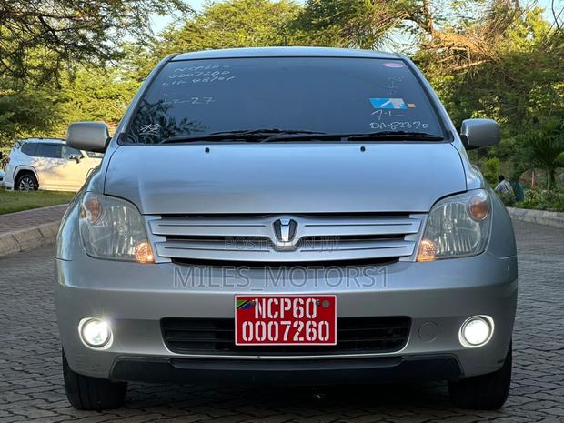 Toyota IST 2004 Silver