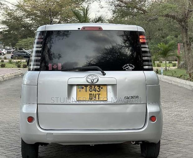 Toyota Sienta 2005 Silver
