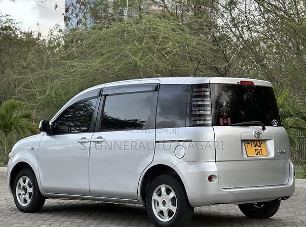 Toyota Sienta 2005 Silver