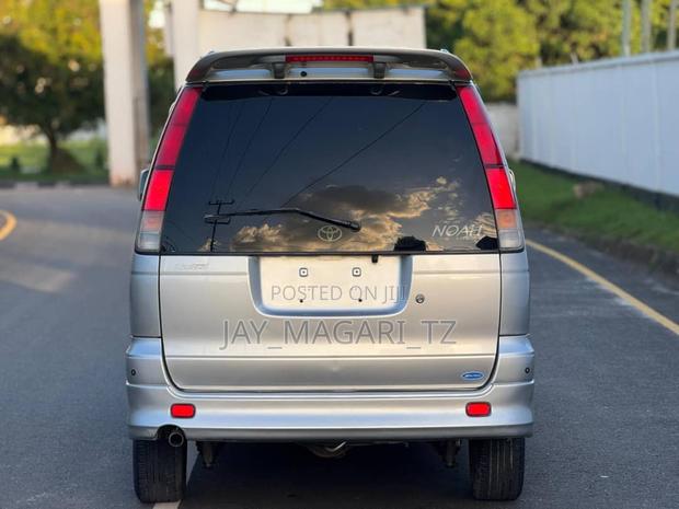 Toyota LiteAce Noah 2000 Silver