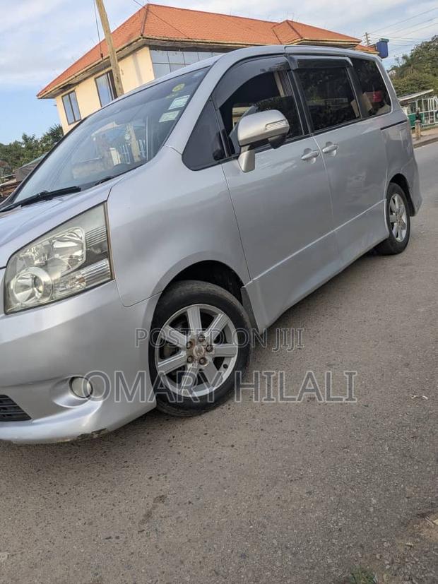 Toyota Noah 2009 Silver