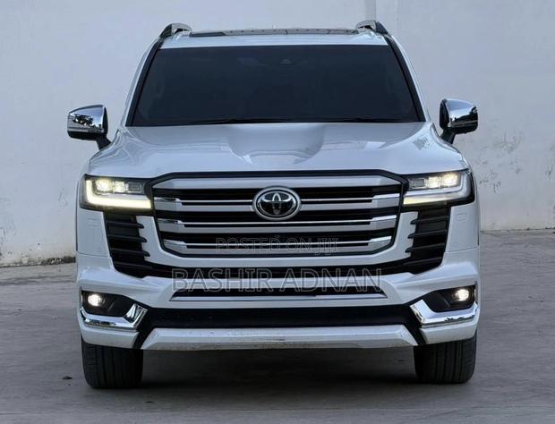Toyota Land Cruiser LC300 2024 White