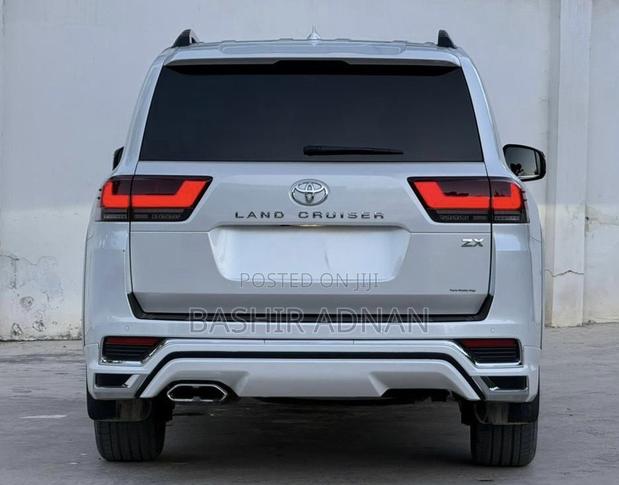 Toyota Land Cruiser LC300 2024 White
