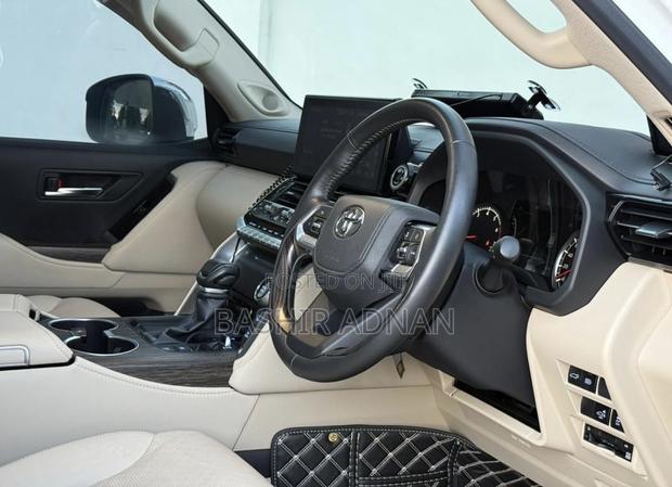 Toyota Land Cruiser LC300 2024 White