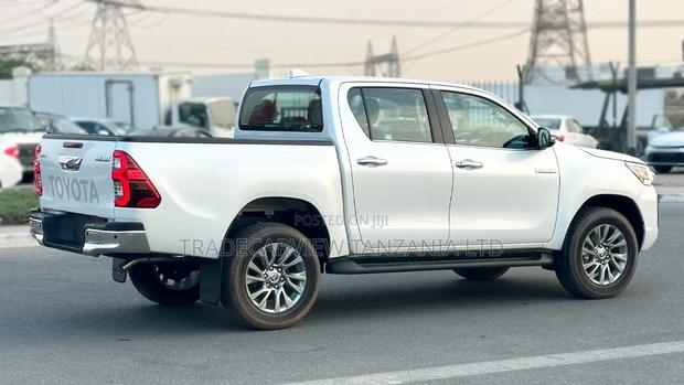New Toyota Hilux 2025 Pearl