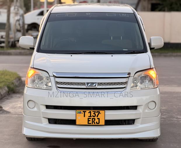 Toyota Noah 2005 White