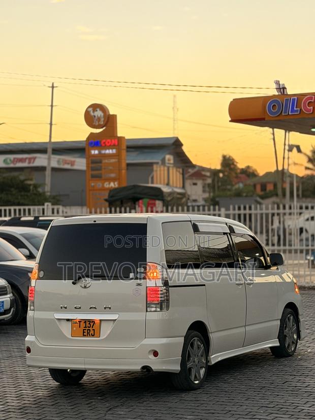 Toyota Noah 2005 White