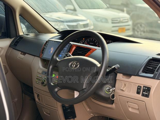 Toyota Noah 2005 White