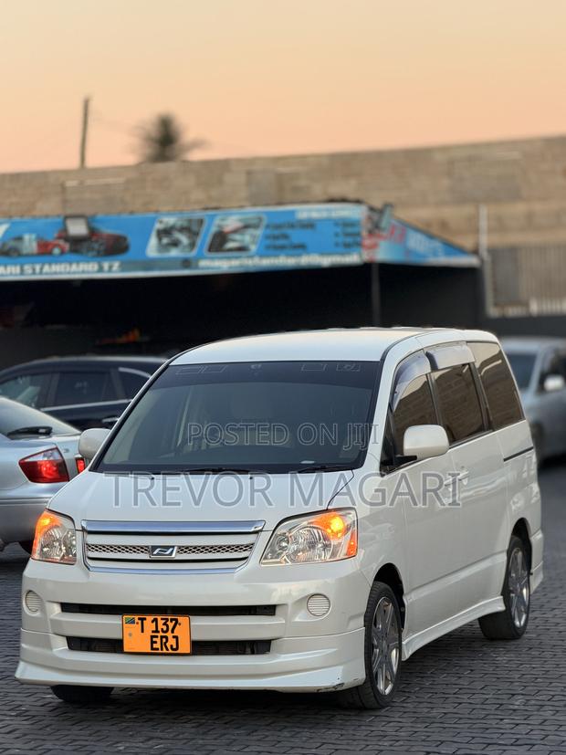 Toyota Noah 2005 White