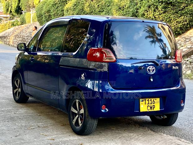 Toyota Porte 2004 Blue