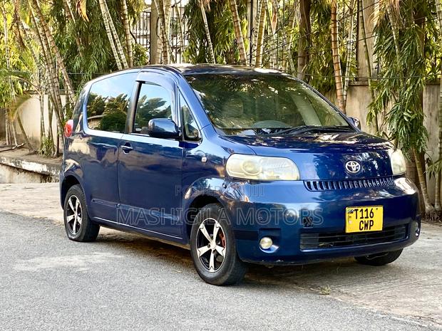 Toyota Porte 2004 Blue