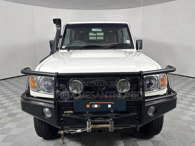 Toyota Land Cruiser 2016 White