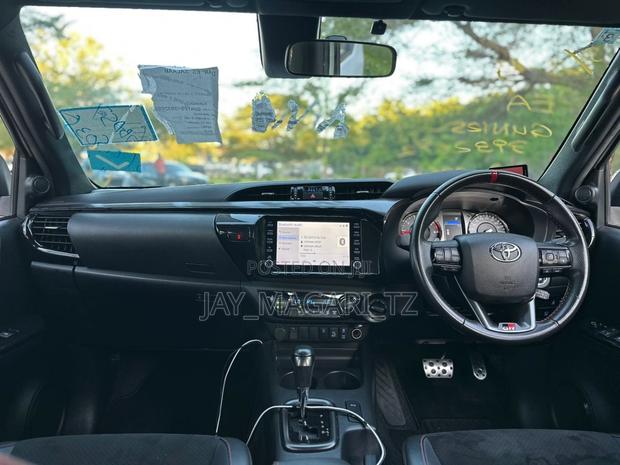 Toyota Hilux 2022 White