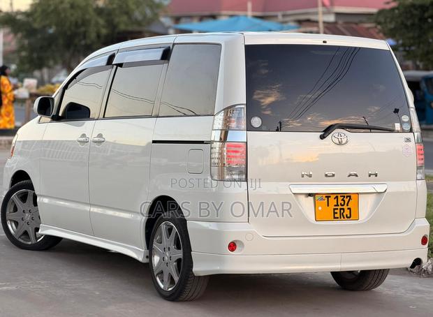 Toyota Noah 2005 White