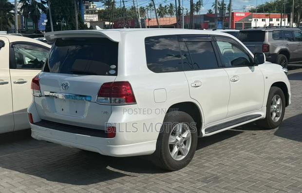 Toyota Land Cruiser 2009 White