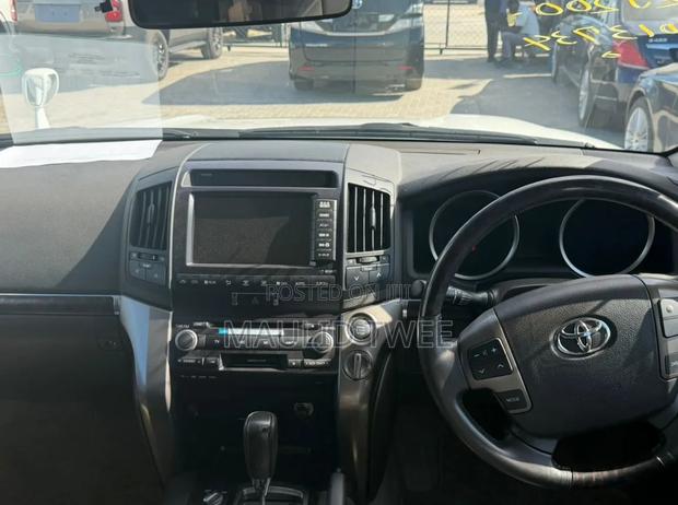 Toyota Land Cruiser 2009 White