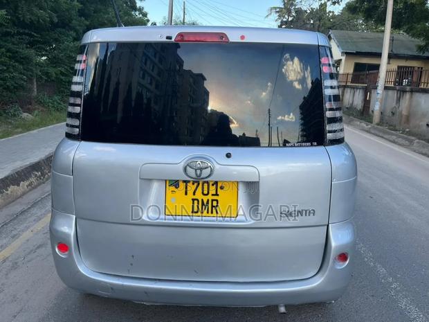 Toyota Sienta 2005 Silver