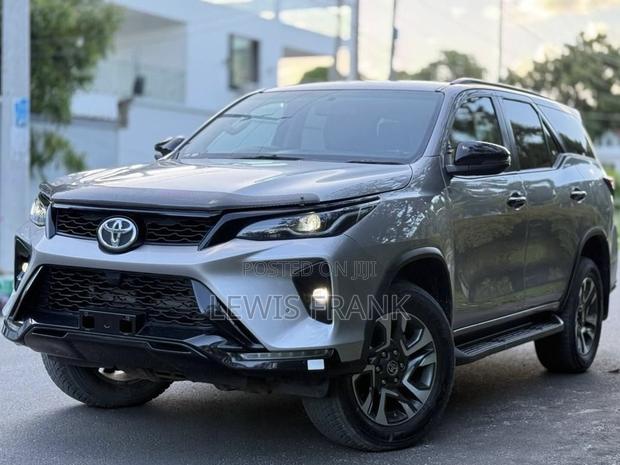 Toyota Fortuner 2023 Silver