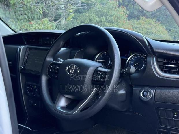 Toyota Fortuner 2023 Silver