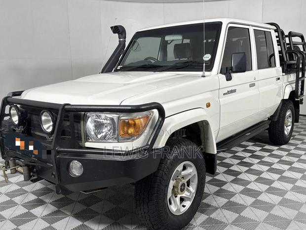 Toyota Land Cruiser 2016 White