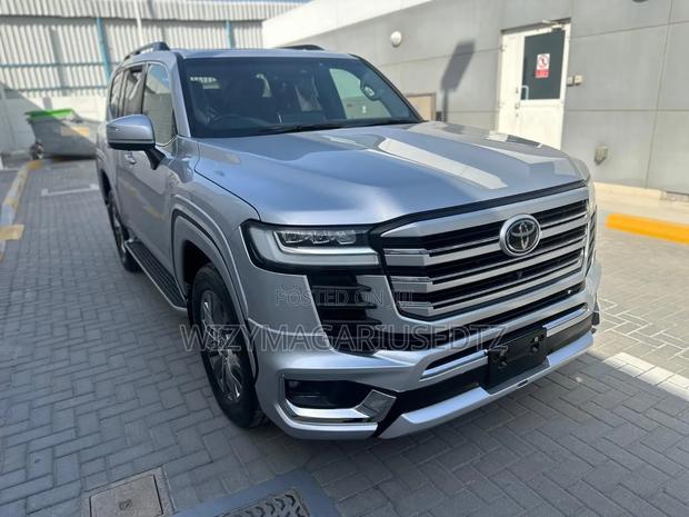Toyota Land Cruiser LC300 2024 Silver