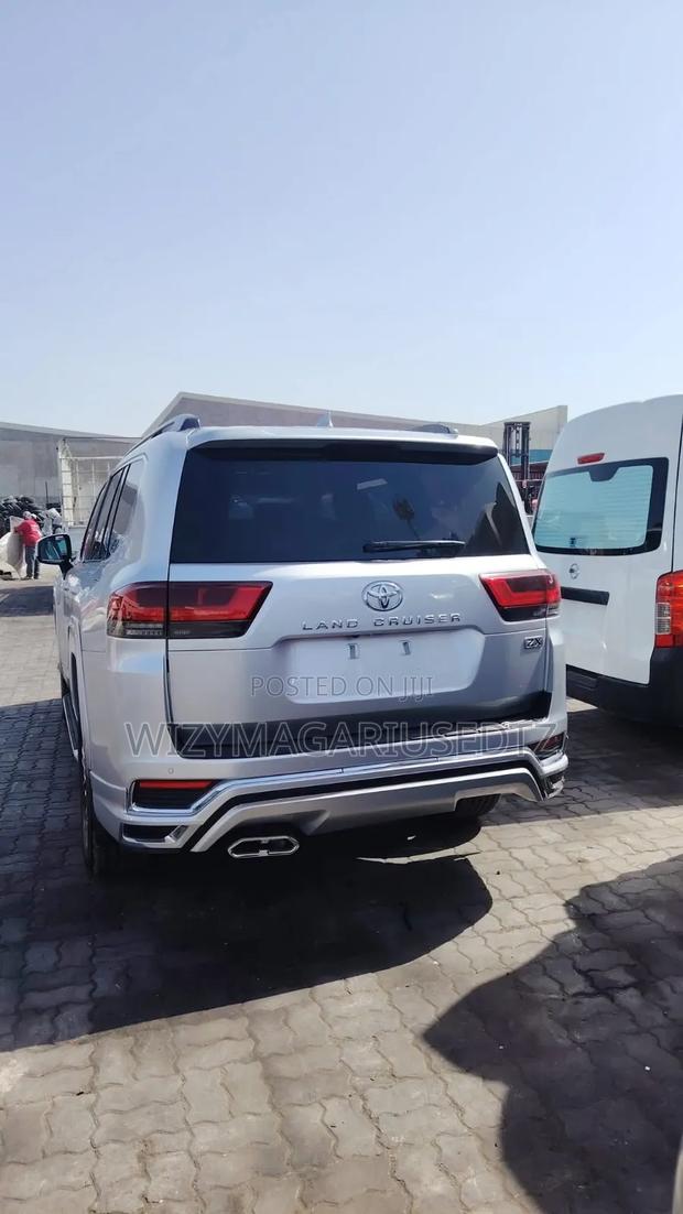 Toyota Land Cruiser LC300 2024 Silver