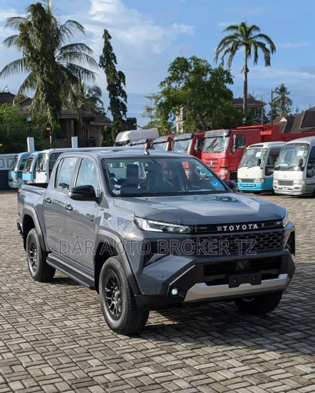 New Toyota Hilux 2025 Gray