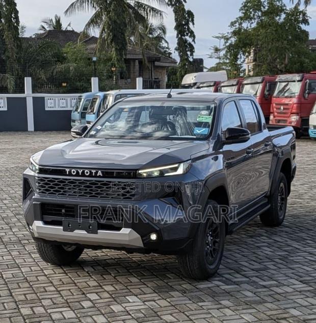 New Toyota Hilux 2025 Gray