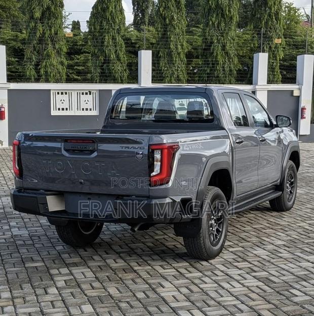 New Toyota Hilux 2025 Gray