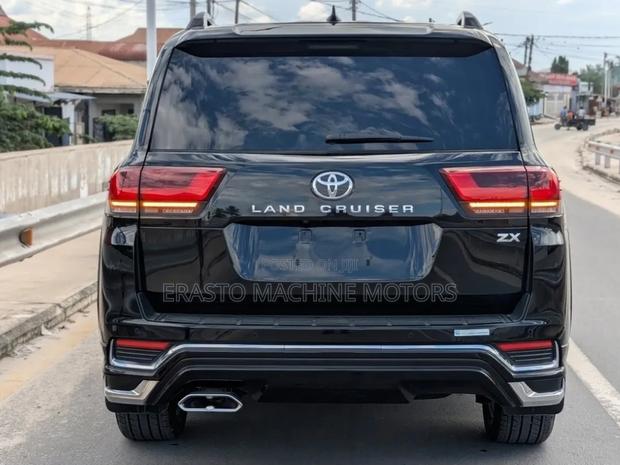 New Toyota Land Cruiser LC300 2025 Black