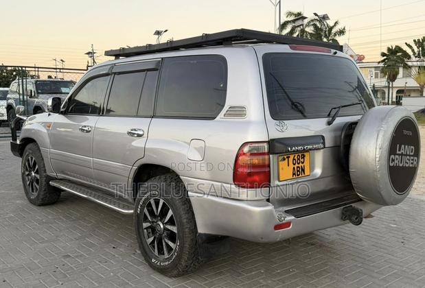 Toyota Land Cruiser 2006 Silver