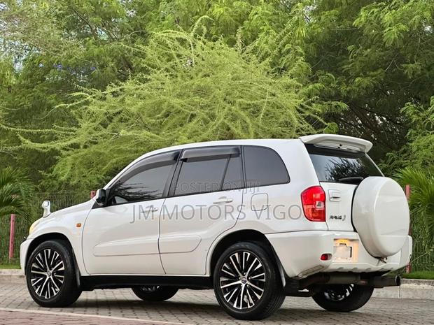 Toyota RAV4 Automatic 2000 White