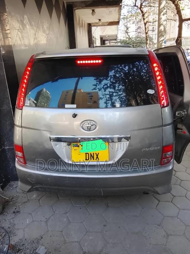 Toyota ISIS 2010 Gray