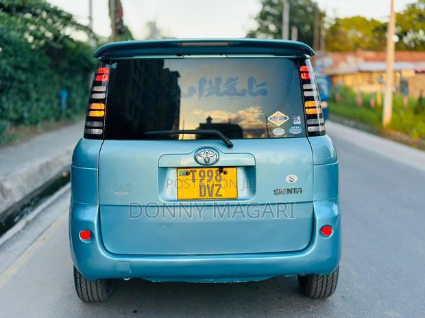 Toyota Sienta 2005 Blue