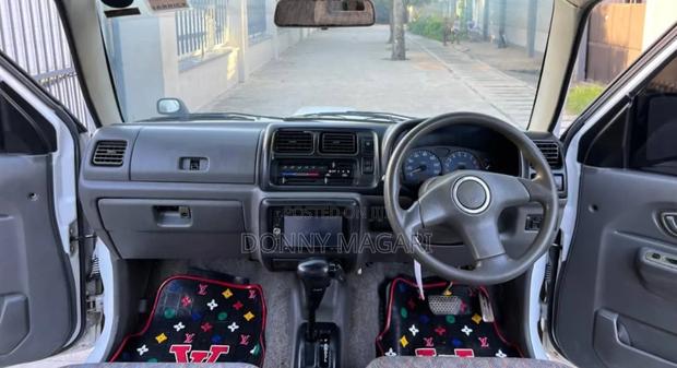 Suzuki Jimny 2000 White